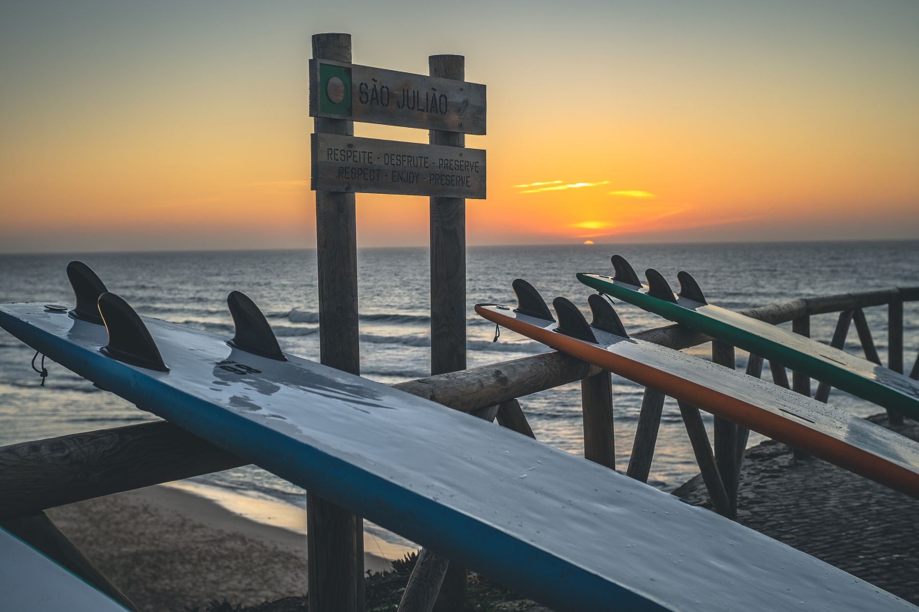 Surfcamp mit Flug: Anreise, Pakete und was sich lohnt