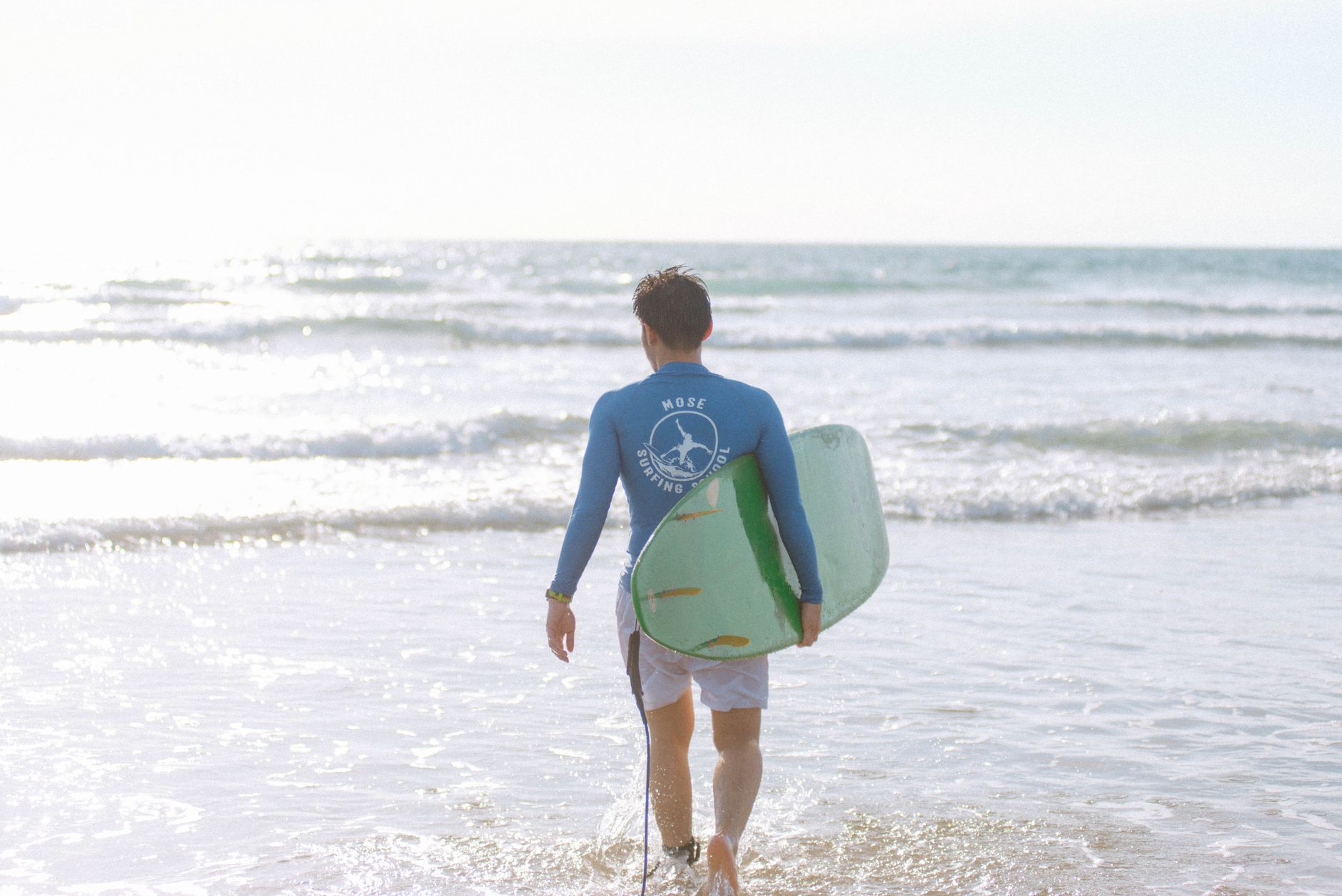 Surfen lernen: Die besten Surfcamps für Anfänger in Europa